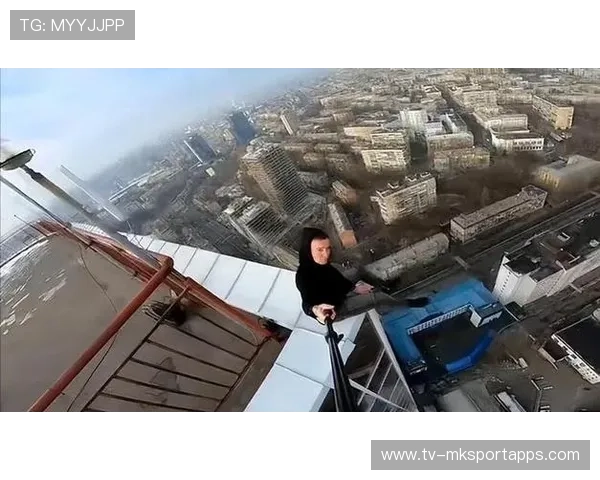 极限运动者挑战最高楼外墙攀爬,被警方带走 极限运动者挑战最高楼外墙攀爬,被警方带走