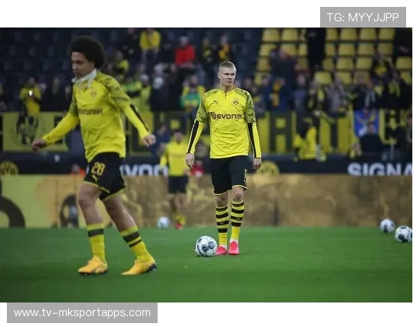 各大球星万圣节狂欢：伊布与哈兰德变身“小丑”造型引爆热议